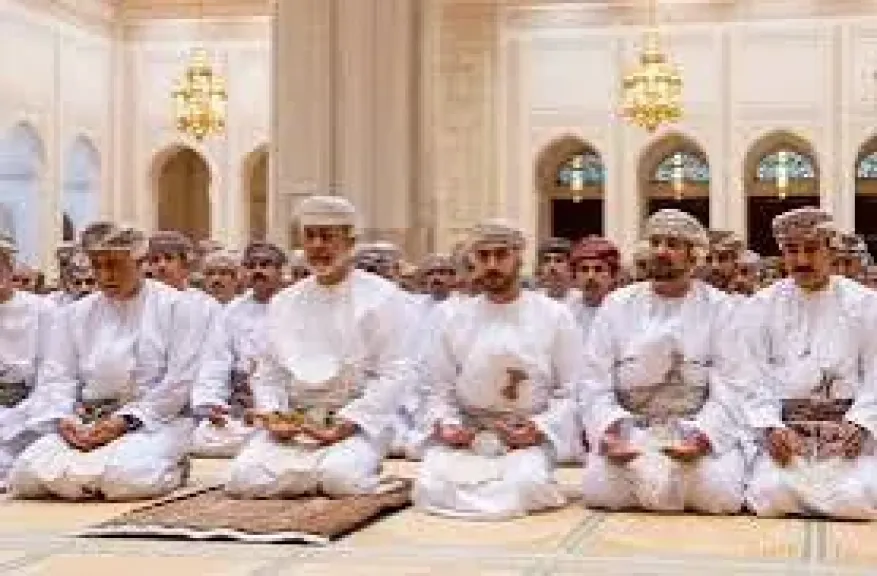 السلطان هيثم يؤدى صلاة العيد بمسجد السلطان قابوس بعُمان