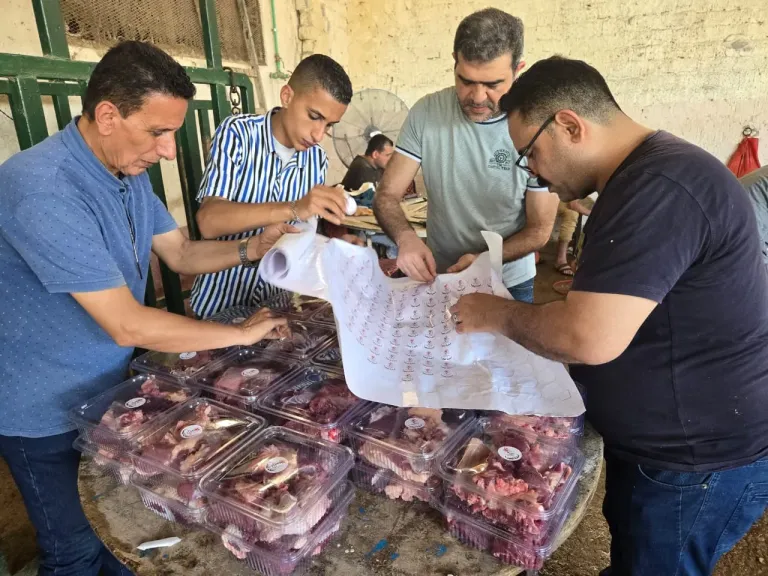 ”إرادة جيل” توزّع لحوم الأضاحي على الأسر الأولى بالرعاية في البحيرة بتوجيهات النائب تيسير مطر