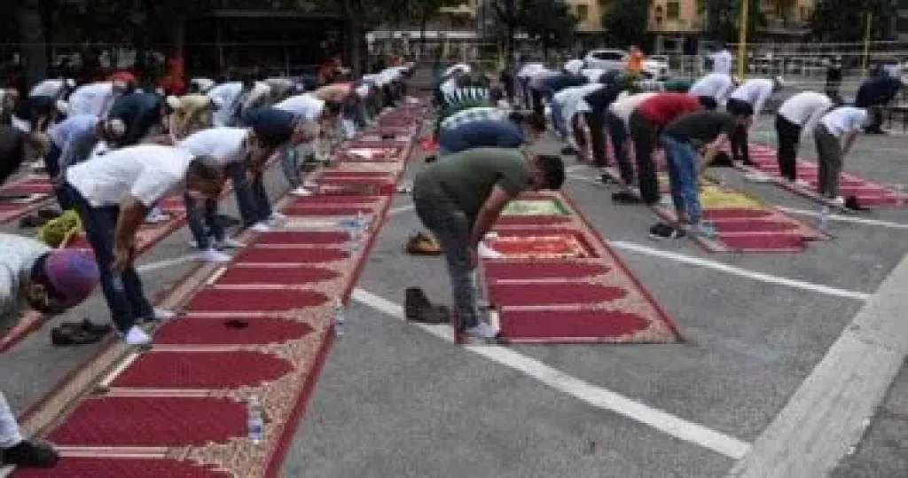 مئات الآلاف من المسلمين يؤدون صلاة عيد الأضحى في إيطاليا