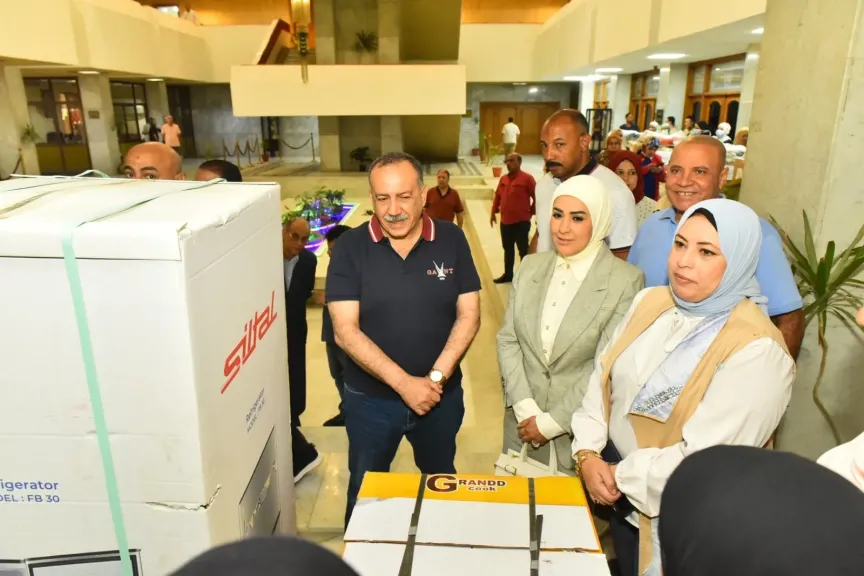 محافظ أسيوط يسلم جهاز عروس لفتاة يتيمة ضمن جهود الدعم المجتمعي