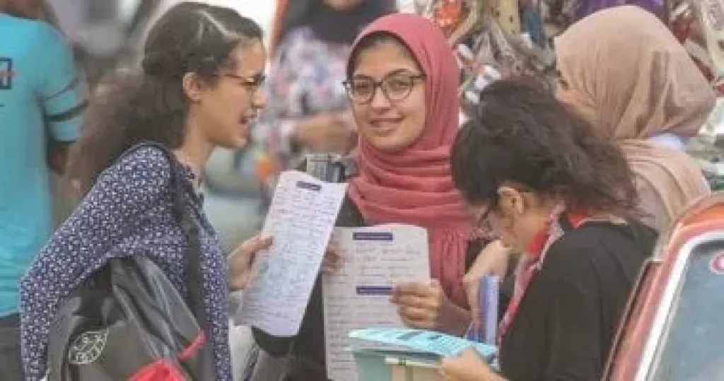 نماذج استرشادية لأسئلة امتحان الفيزياء لطلاب الثانوية العامة.. إجابات مضمونة