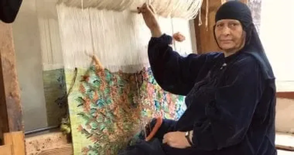 لطفية محمد.. فنانة النول خطت الطبيعة بخيوط من ذهب