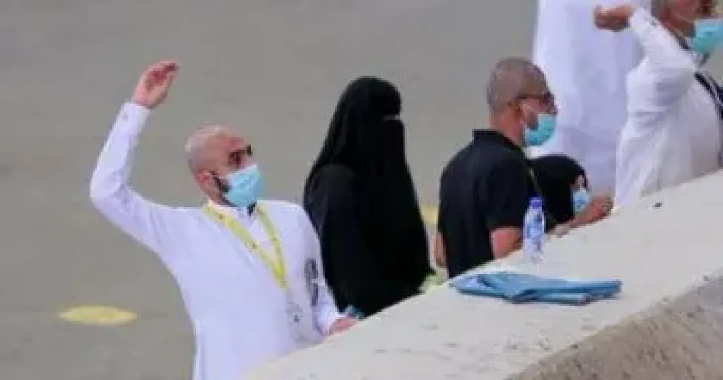 فى ”منى” ..شاهد الحجاج يرمون الجمرات فى ثانى أيام التشريق