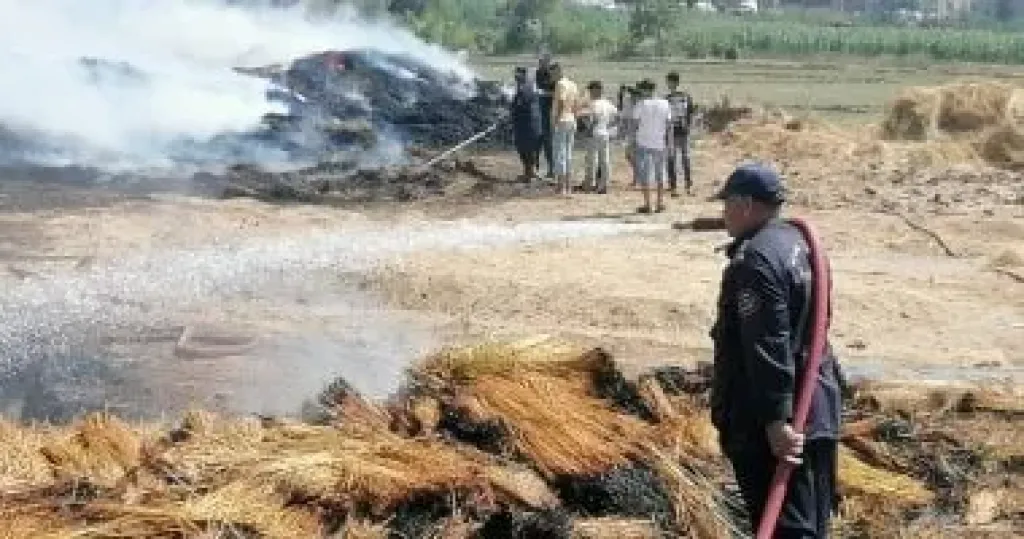 محافظ الغربية يعلن السيطرة على حريق شونة كتان بزفتى ويشيد بتكاتف الجميع