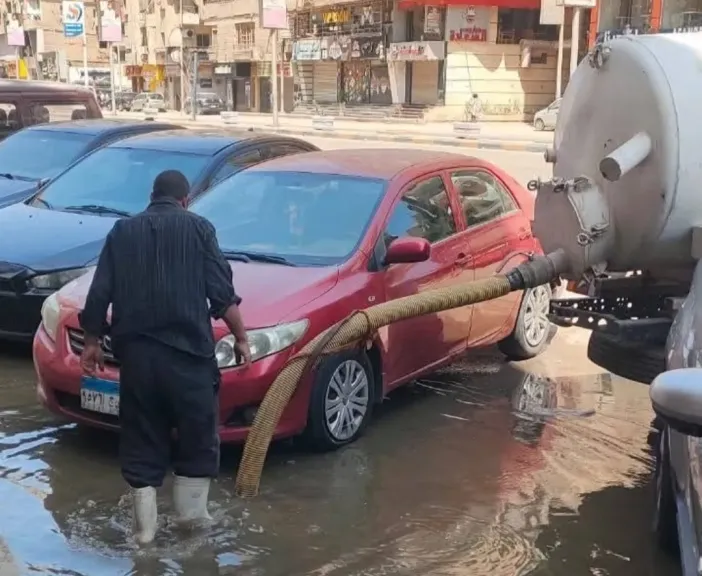محافظ الجيزة يتابع إصلاح كسر ماسورتي مياه بشارع ترسا خلال إجازة عيد الأضحى