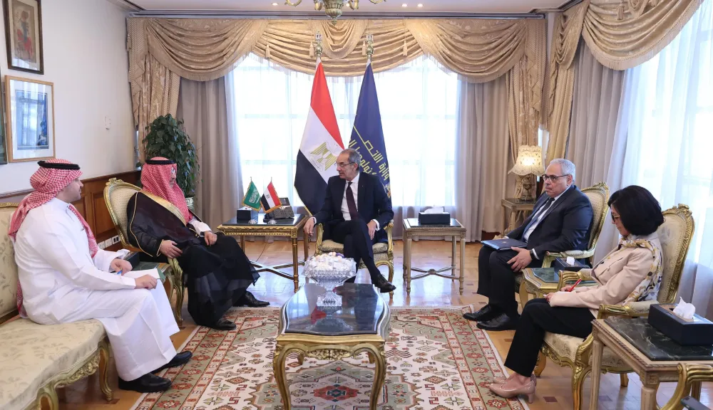 وزير الاتصالات يبحث مع سفير السعودية فتح آفاق جديدة للتعاون فى التكنولوجيا