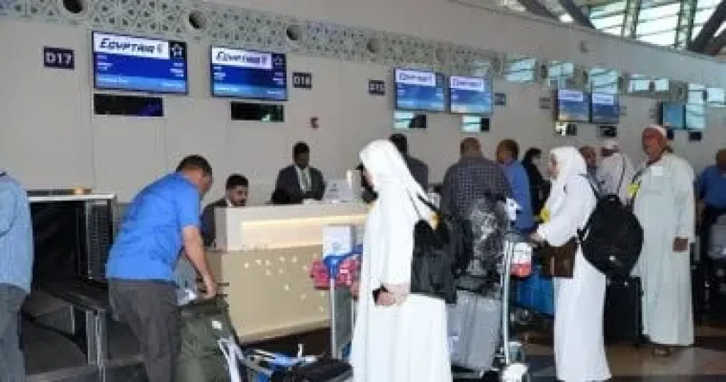 مصر للطيران تواصل جسرها الجوى لعودة الحجاج من الأراضى المقدسة.. صور