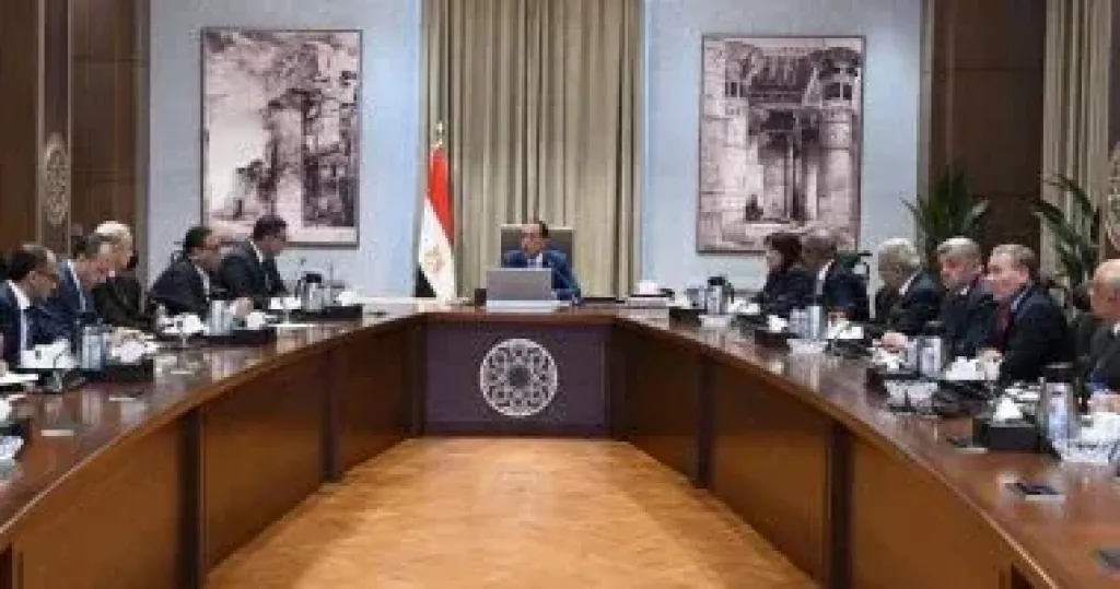 رئيس الوزراء يتابع خطط وإجراءات التوسع فى مشروعات تحلية مياه البحر