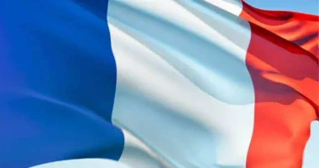 فرنسا تحذر مواطنيها من السفر إلى إيران أو إسرائيل
