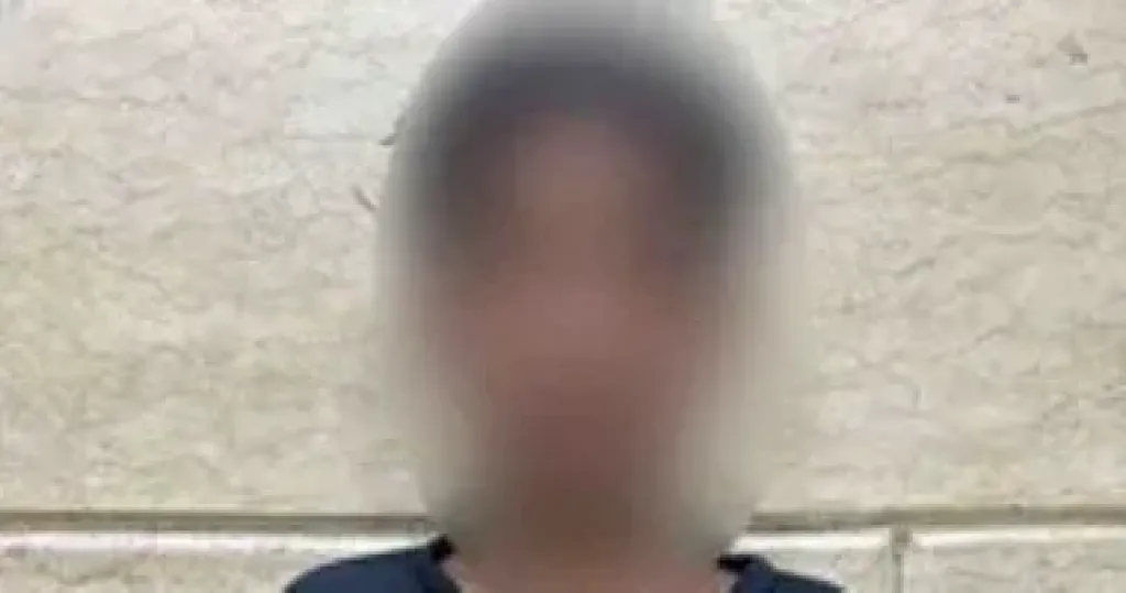 طفل مهتز نفسي يلهو بمنتصف أحد محاور المقطم معرضًا حياته للخطر