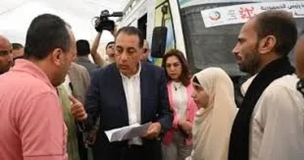 رئيس الوزراء يستجيب لاستغاثه أب أوقفه خلال زيارته للبحيرة لعلاج ابنته من العمى