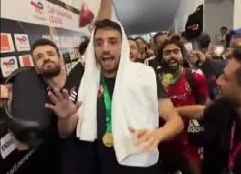 سطلانة وصلت أمريكا.. جمهور الأهلي بيغنى للفريق قبل مواجهة إنتر ميامي
