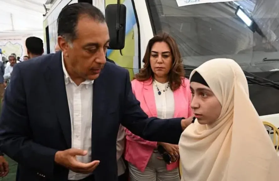 مدبولي يُنقذ طفلة فقدت بصرها خلال جولة ”حياة كريمة” بأبو المطامير