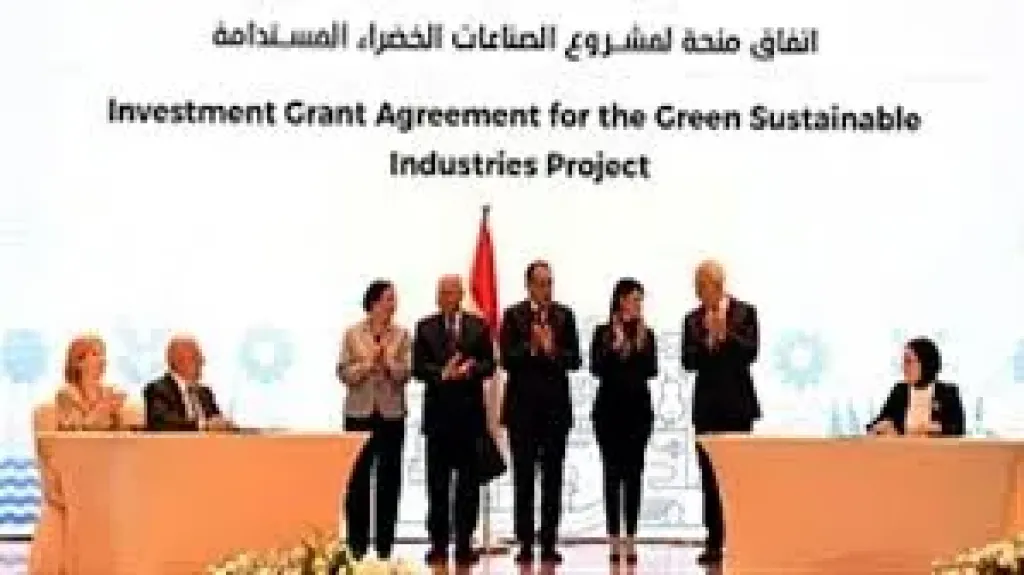رئيس الوزراء يشهد توقيع عدة اتفاقيات بين الحكومة وشركاء التنمية والقطاع الخاص