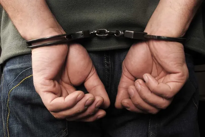 حبس عاطل لسرقة مالك محل بالزاوية الحمراء