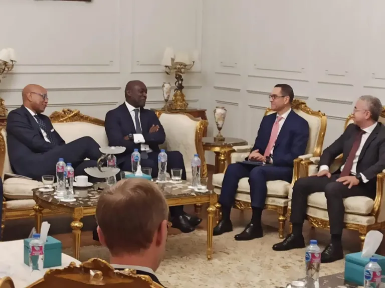 وزير الاستثمار والتجارة الخارجية يلتقي وفد مؤسسة التمويل الدولية (IFC) لبحث سبل تعزيز التعاون