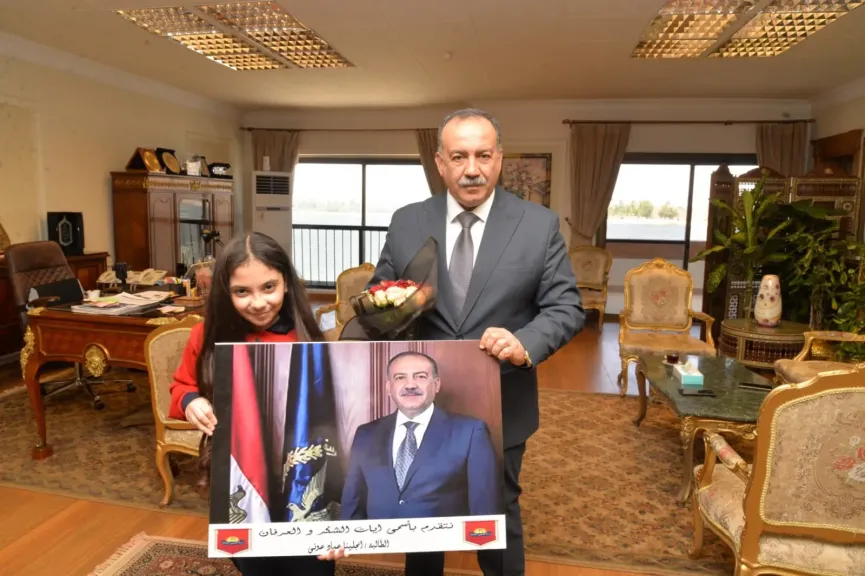 محافظ أسيوط يكرم الطالبة ”أنجلينا عماد” ويمنحها درع المسئولية