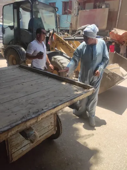 محافظ أسيوط يوجه بتكثيف حملات إزالة الإشغالات والتعديات على حرم الطريق
