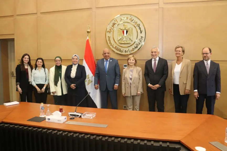 عصمت يبحث مع وفدا بنك الاستثمار والاتحاد الأوروبيين  الاعتماد على  الطاقات المتجددة وتخزين الطاقة