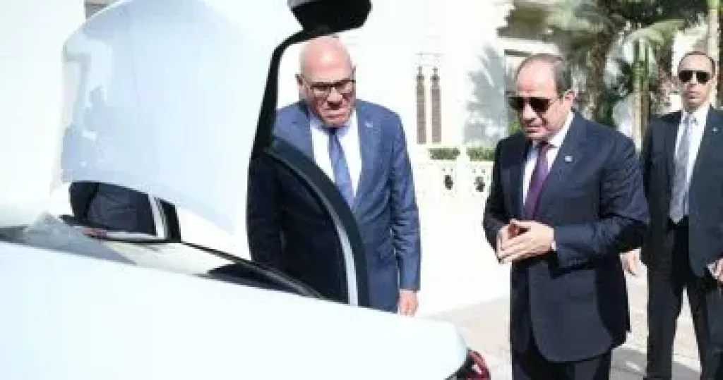 الرئيس السيسى يتفقد عددا من سيارات ”سيتروين C4X” المصنّعة محليًا.