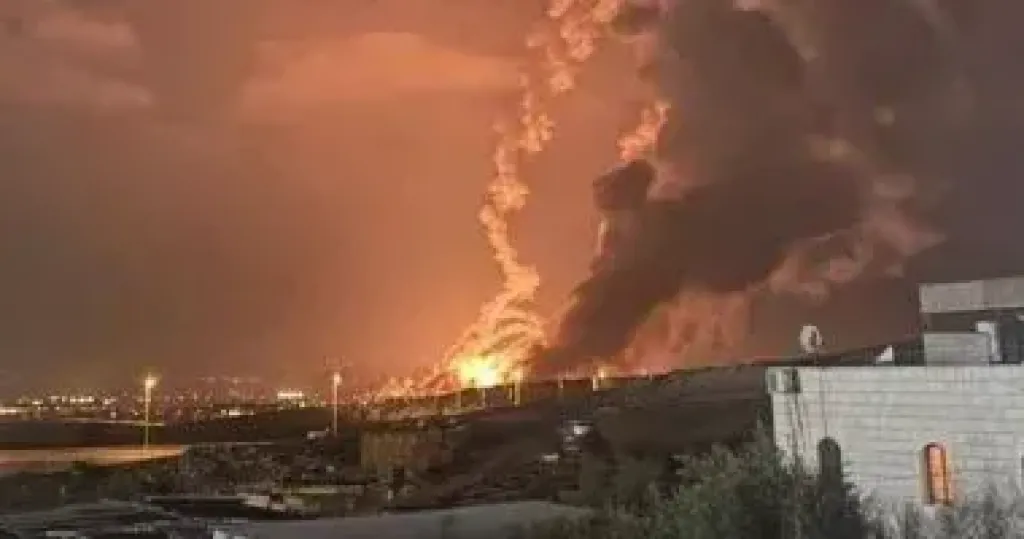 إعلام إيرانى: إغلاق طريق طهران قم السريع بعد استهدافه بقذيفة إسرائيلية