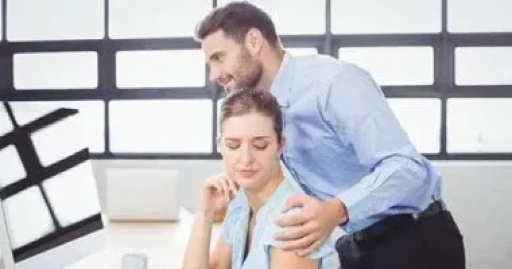 موظفة تتهم زميلها بالتحرش في الوراق