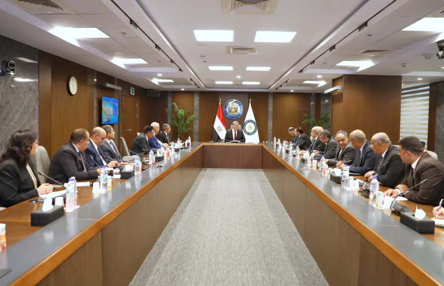 وزير البترول يلتقي كبار الكُتّاب والخبراء لعرض استراتيجية القطاع وتحدياته