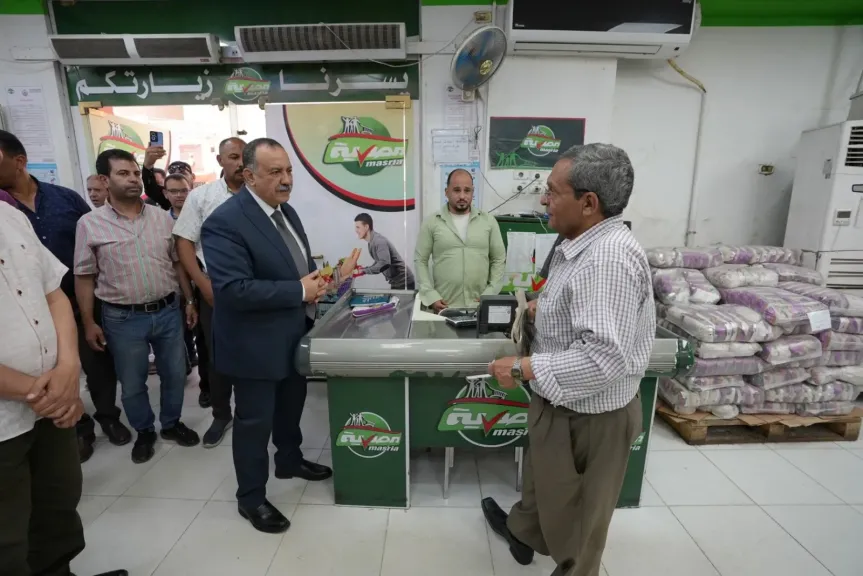 محافظ أسيوط يتفقد فرع المصرية لتجارة الجملة ويؤكد توافر كامل للسلع