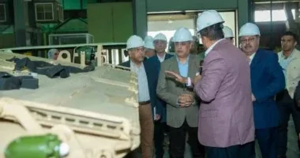 وزير الانتاج الحربى يتابع مراحل التصنيع العسكرى والمدنى بمصنع إنتاج المدرعات