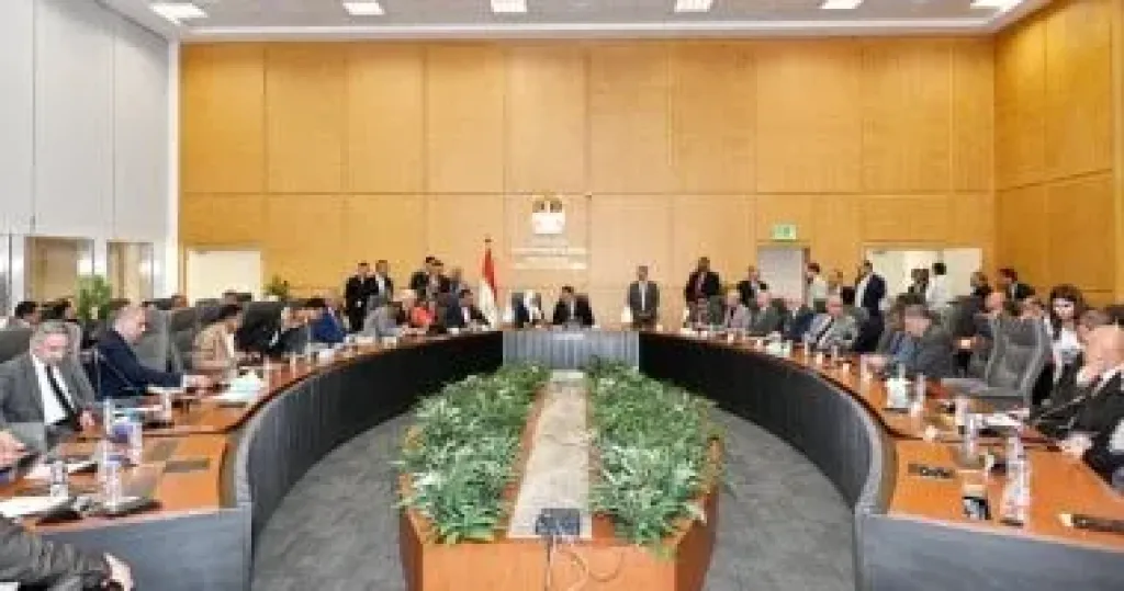 وزير الإسكان يعقد اجتماعه الدوري مع عدد من أعضاء مجلسي ”النواب والشيوخ”