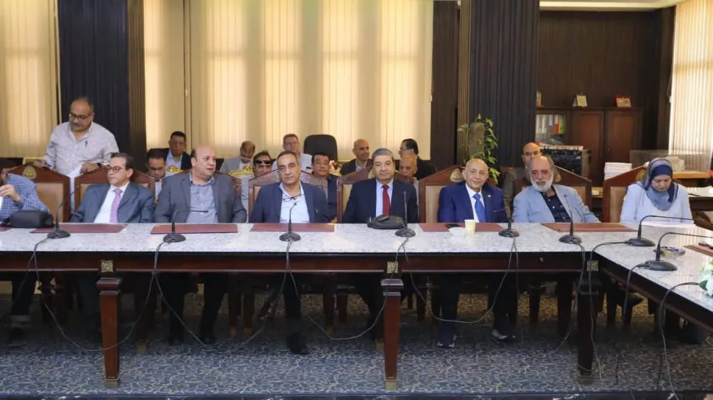 رئيس جامعة الزقازيق يعقد اجتماعات مجالس الكليات لاختيار ممثليها في لجان ترشيح العمداء