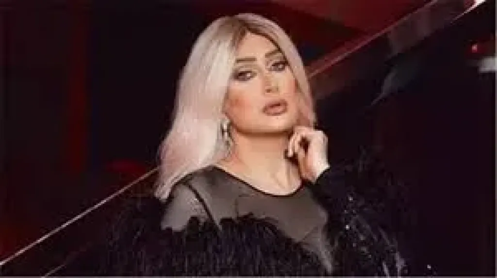 غادة عبدالرازق راقصة في كباريه خلال أحداث فيلم أحمد وأحمد