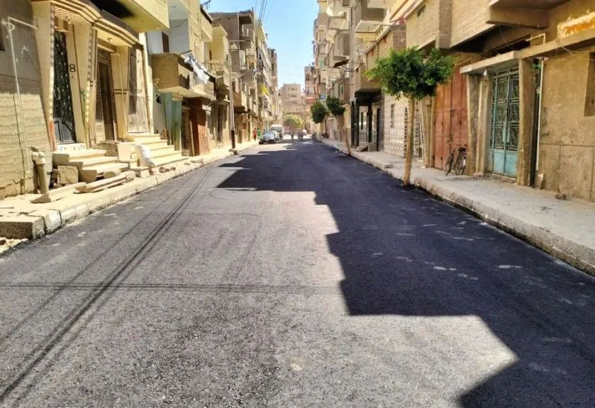 أسيوط: مواصلة أعمال رصف شوارع حي السلام بمدينة منفلوط