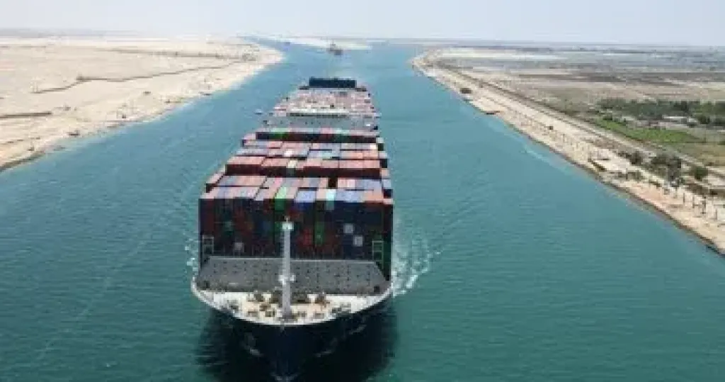 الفريق أسامة ربيع: عودة تدريجية لسفن الحاويات العملاقة إلى قناة السويس.. صور
