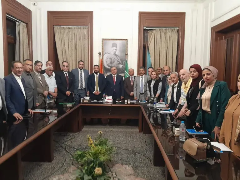 ”تشريعية الوفد ”واتحاد العمال الوفديين يناقشون  المشكلات العمالية فى قانون العمل الجديد