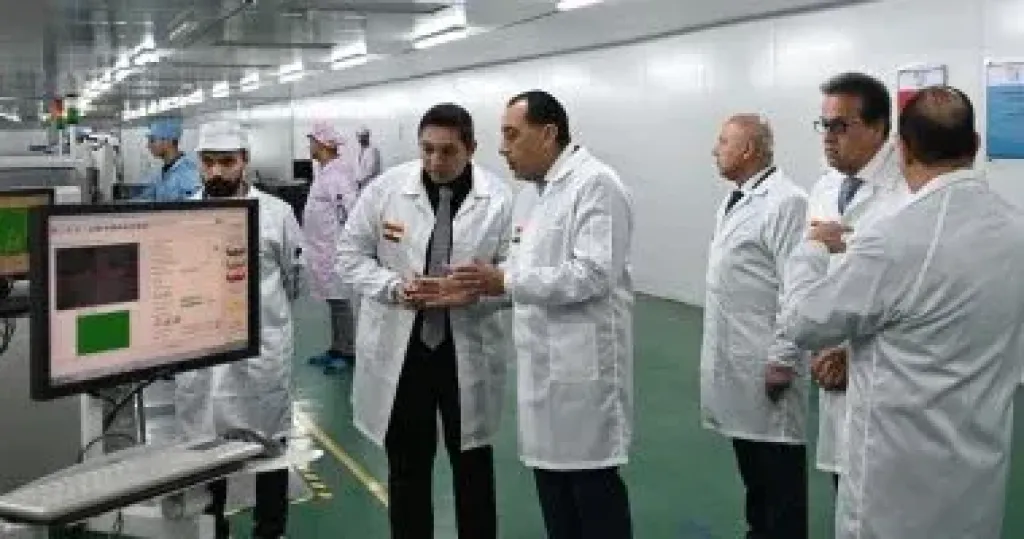 رئيس الوزراء يقوم بجولة فى مشروع تصنيع أجهزة شاشات التليفزيون والهواتف بمصنع ”صافي جروب”
