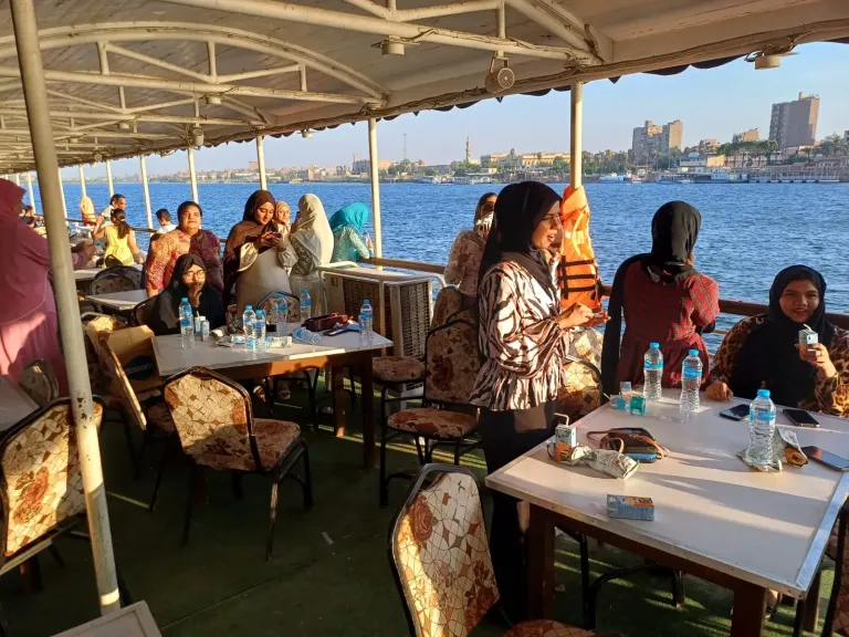 محافظ أسيوط ينظم رحلة نيلية ترفيهية للطلاب الهنود بجامعة