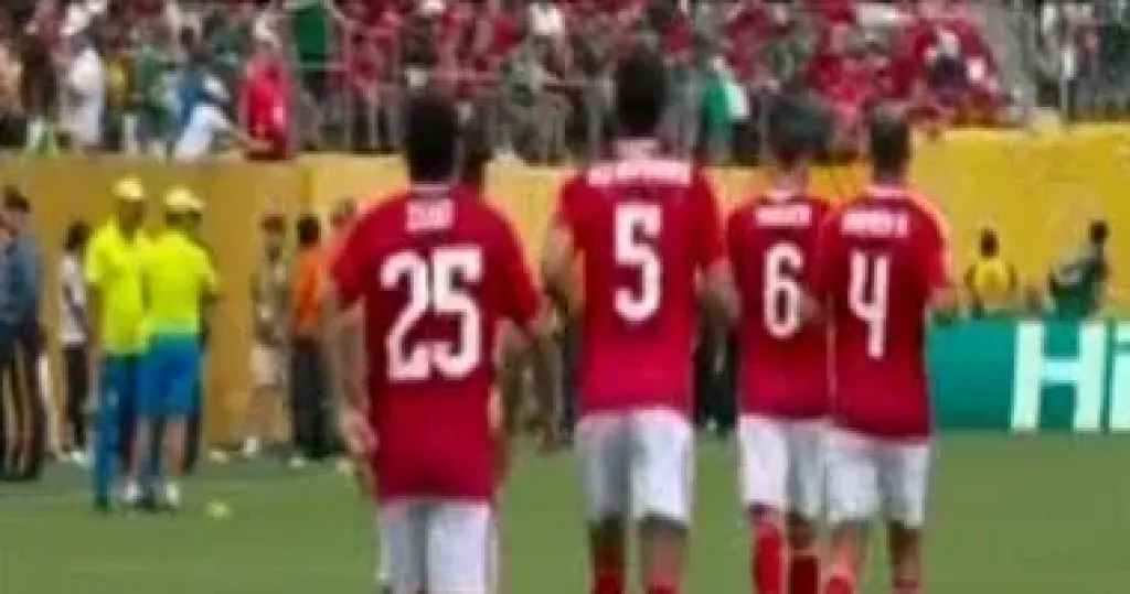 لاعبو الأهلي وبالميراس يجرون عمليات الإحماء مجدداً استعدادا لاستئناف المباراة