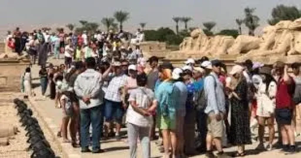 15 صورة ترصد أجواء المتعة والبهجة لسياح العالم فى معالم الأقصر الأثرية