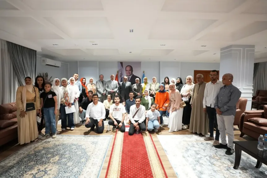 خلال لقائه بوفد طلاب ”التربية النوعية”.. محافظ أسيوط يشيد بمواهبهم