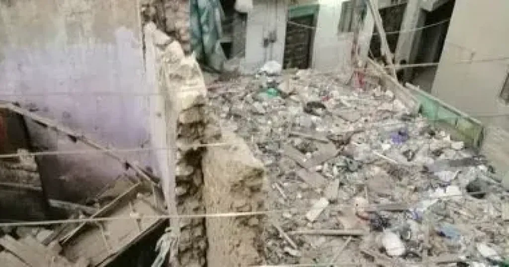 محافظ القاهرة يشرف على أعمال الإنقاذ بموقع انهيار عقارين بحدائق القبة