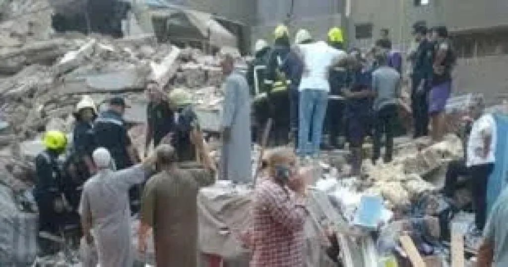 الحماية المدنية تستخرج ناجيين اثنين من أسفل عقار حدائق القبة المنهار