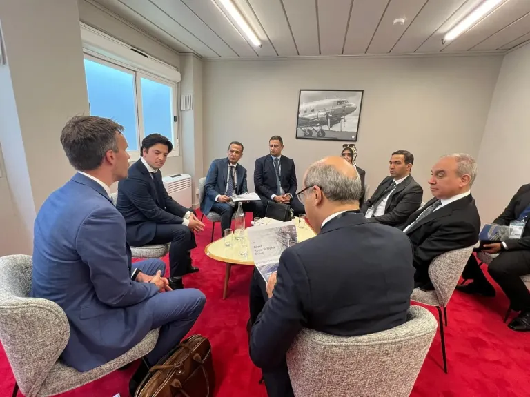 وزير الطيران يلتقي عدد من مسئولي كبرى الشركات العالمية المتخصصة في إدارة وتشغيل المطارات