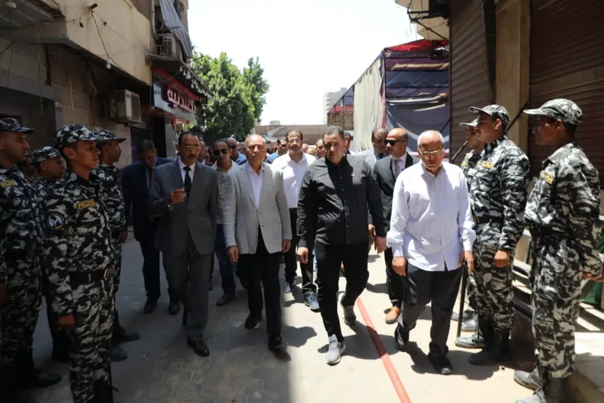 محافظ العاصمة يشرف على عمليات إنقاذ العقارين المنهارين بحى حدائق القبة