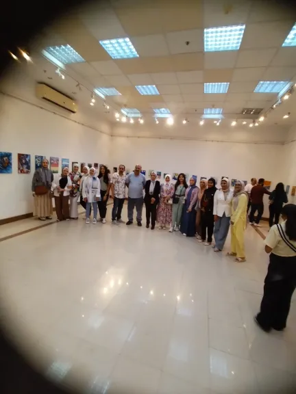 أسيوط تصغي إلى الفن.. إبداع طلاب ”سمارت سيتي الدولية” يزيّن جدران قصر الثقافة