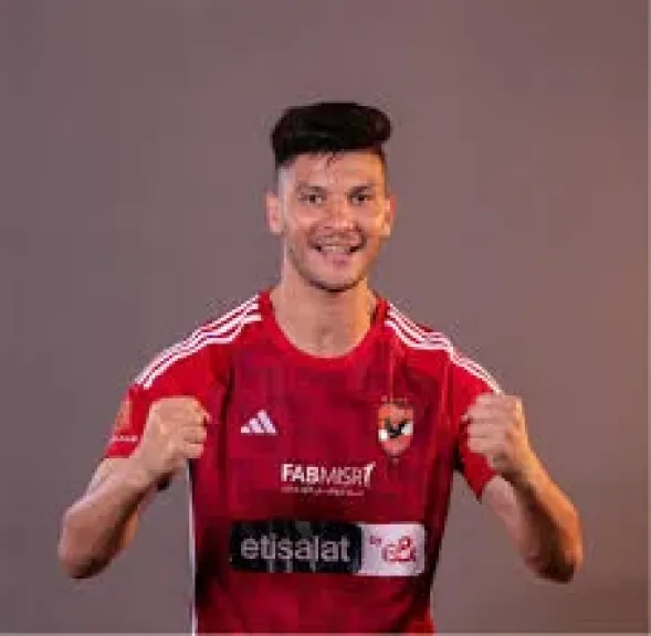 الأهلي يبحث عن مدافع أجنبي بدلًا من أشرف داري