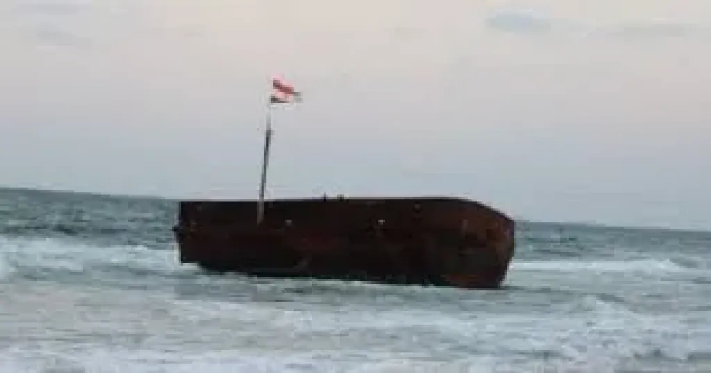 سفينة على الشاطئ.. مشهد غير مألوف يتحول لمعلم سياحى جذاب بالعريش