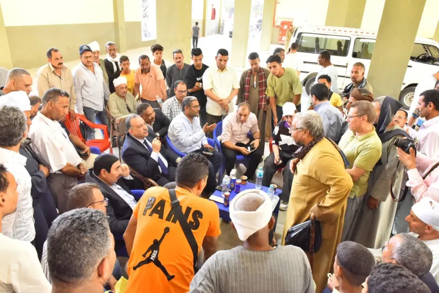 في لقاء جماهيري بالغنايم.. محافظ أسيوط يطلق حزمة قرارات لتحسين