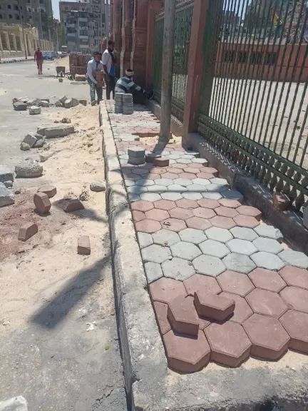 حي شرق يواصل استكمال الاعمال لتركيب  بلاط الإنترلوك المعهد الديني