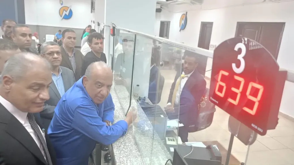 عصمت يتفقد محطة محولات الهضبة 2 ومجمع المخزون الاستراتيجي للكابلات بهضبة الاهرامات وادارة شبكات كهرباء مدينة العبور